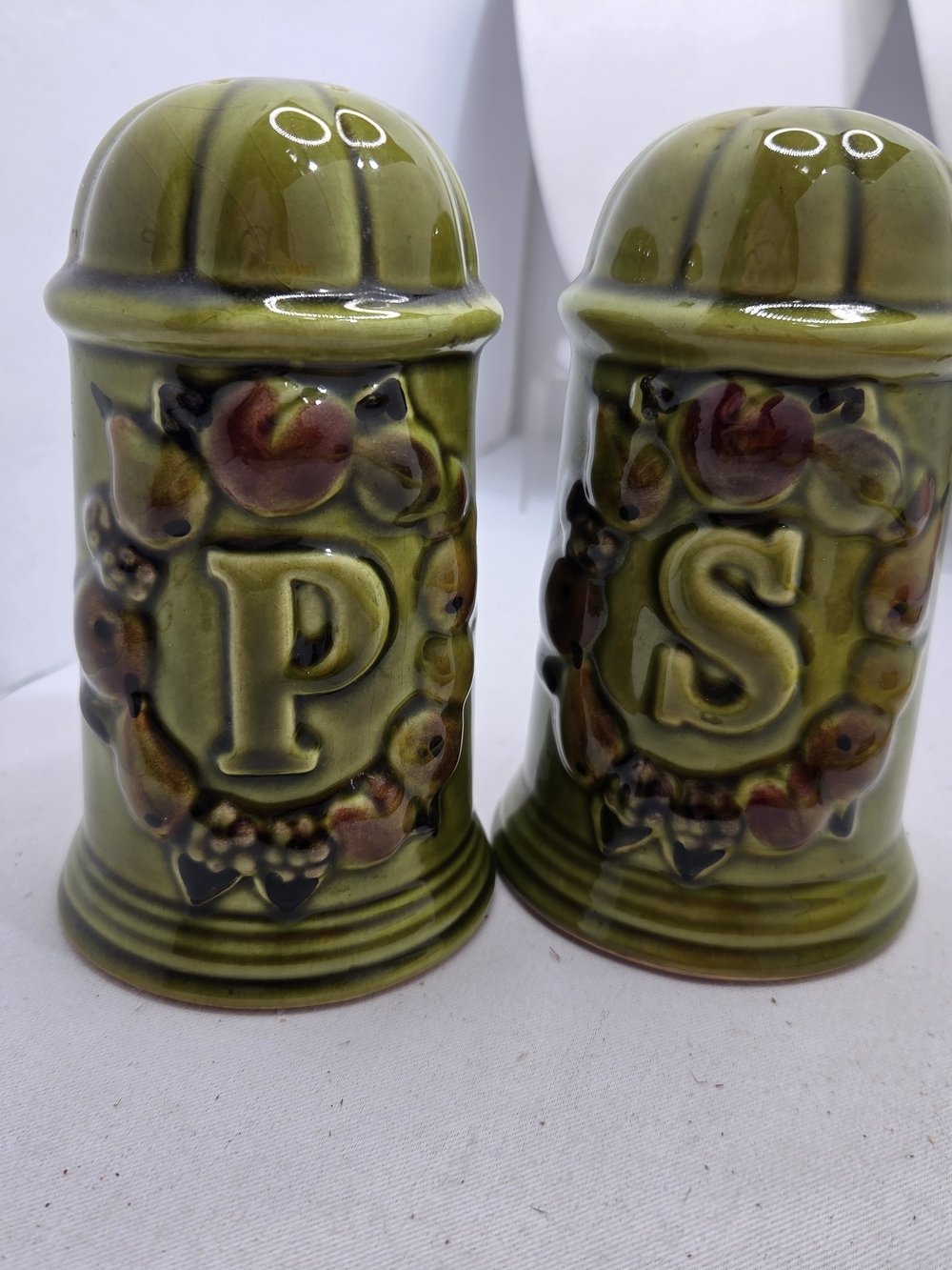 Vintage California Pottery Avocado Green Salt Pepper Shakers Fruit Garland USA